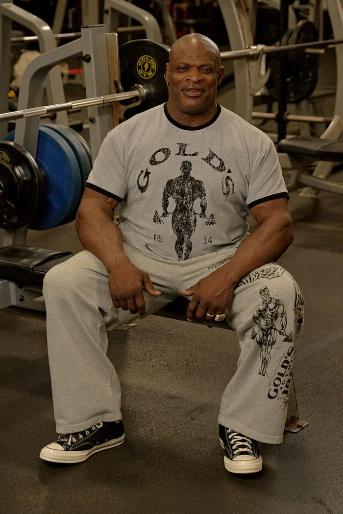Camiseta Ringer YoungLA x Gold's Gym gris puesta