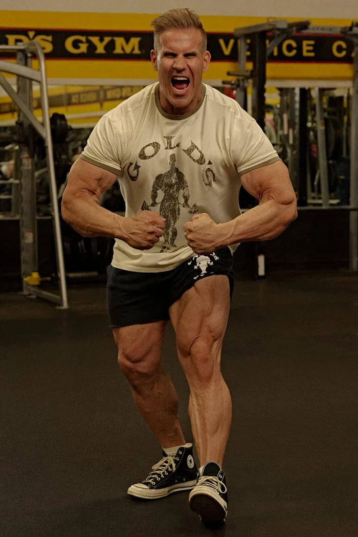 Camiseta Ringer YoungLA x Gold's Gym beige puesta